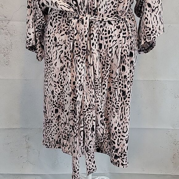 Secret Treasures robe lightweight pink leopard print Women's Size L - Picture 3 of 11